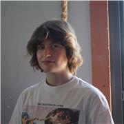 Studentessa impartisce lezioni di matematica a studenti di elementari, medie e superiori